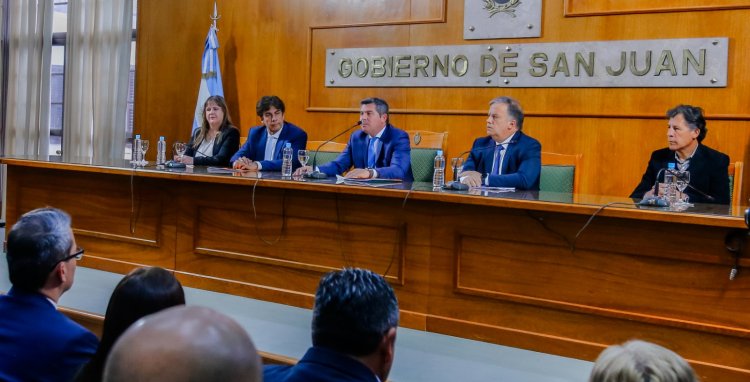 Orrego entregó a intendentes Fondos de Desarrollo Regional por $4.798 millones