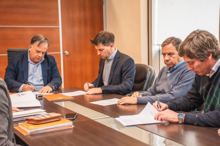 Firman dos convenios para optimizar el uso de los recursos hídricos