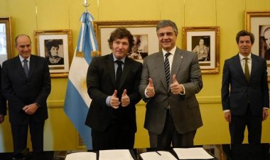Milei firmó con Jorge Macri el traspaso de 31 líneas de colectivos
