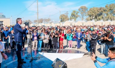 El gobernador Orrego entregó la llave de su nueva casa a 204 familias de Caucete
