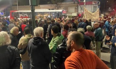Manifestación de jubilados frente a Olivos en contra del asado de los “héroes”