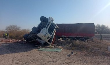 Un camión volcó con un cargamento de salsa de tomate