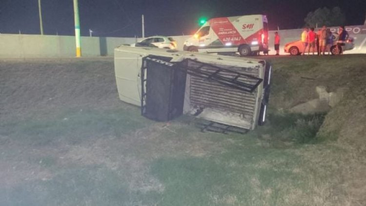 Un joven vuelca con su camioneta en Pocito