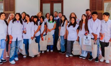 Alumnos de Marayes visitaron al gobernador Orrego