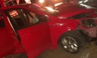 Se estrellaron contra un árbol y un hombre murio en el lugar