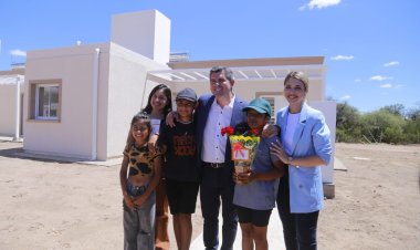 Valle Fértil: Orrego entregó 74 viviendas y anunció la culminación de obras hídricas clave