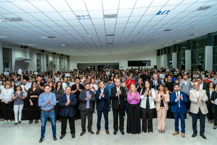 Rivadavia entrega 600 certificados de capacitación a estudiantes