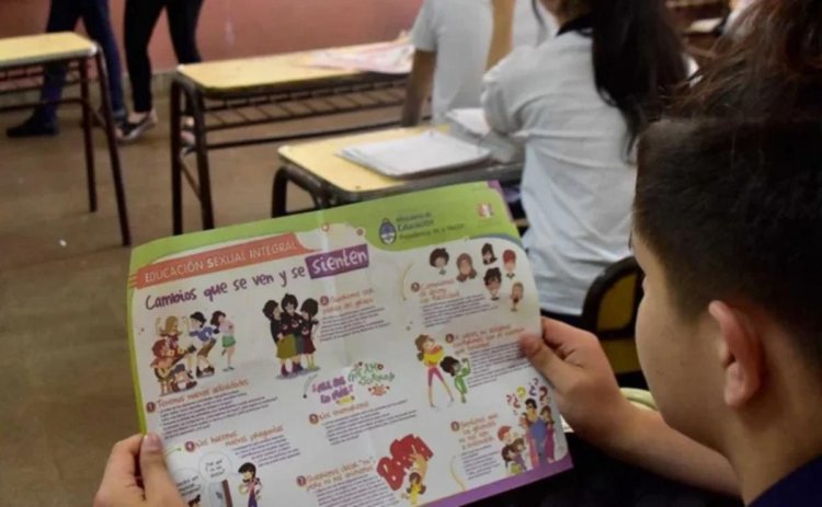 Piden prohibir libros usados en Buenos Aires para enseñar ESI: "Porno explícito"