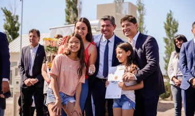 Orrego entregó las llaves de sus flamantes viviendas a familias de Santa Lucía