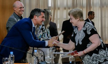 Orrego entregó actas de Regularización Dominial