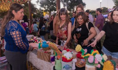 La feria de la Ciudad en Navidad iluminó la plaza Hipólito Yrigoyen con música sabores y artesanías