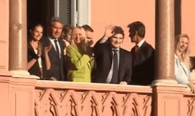 Milei, Yuyito y el Gabinete, en el balcón de la Casa Rosada para "festejar" el primer año de Gobierno