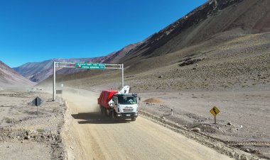 Historico: Un camión liviano con exportación a Chile cruza a modo experimental por Agua Negra