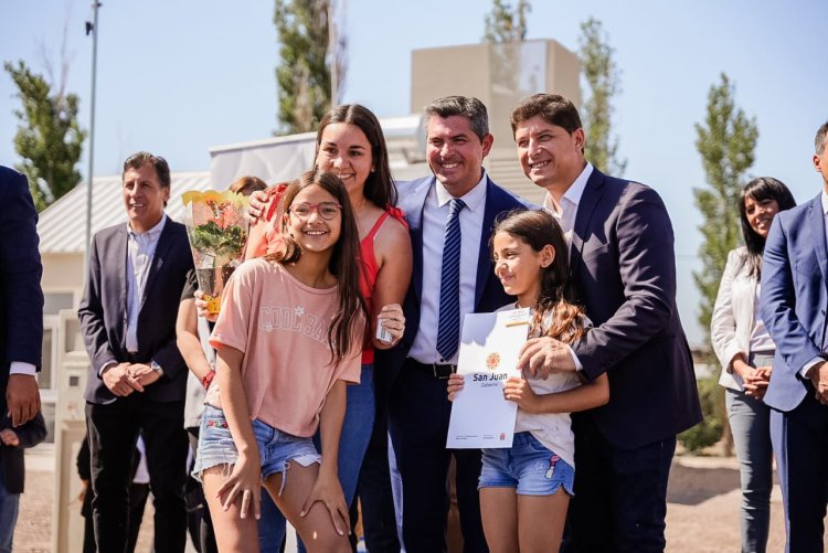 Orrego entregó las llaves de sus flamantes viviendas a familias de Santa Lucía