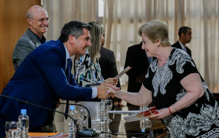 Orrego entregó actas de Regularización Dominial