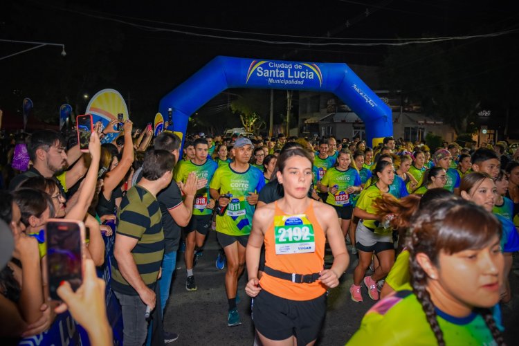 Santa Lucía celebró su 155° aniversario con una multitudinaria carrera nocturna