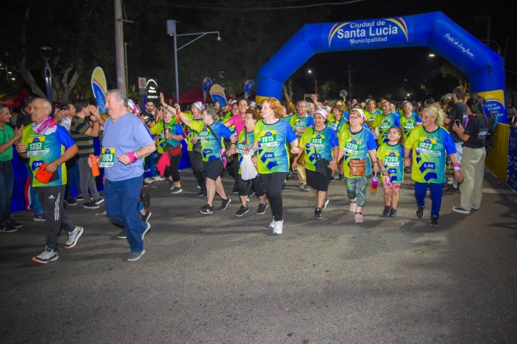 Santa Lucía celebró su 155° aniversario con una multitudinaria carrera nocturna