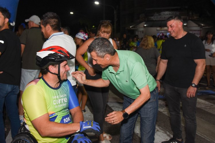 Santa Lucía celebró su 155° aniversario con una multitudinaria carrera nocturna