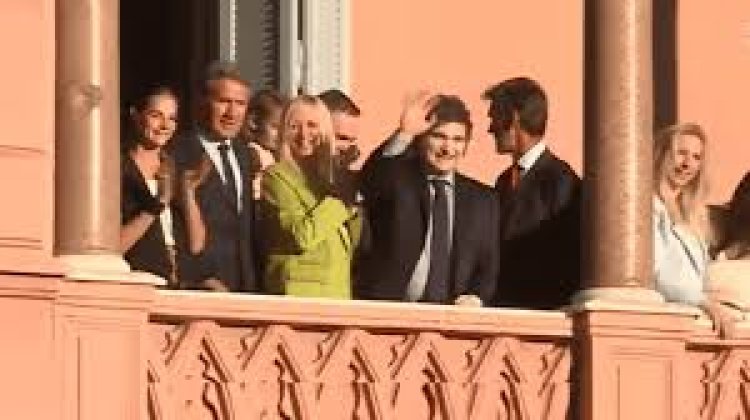 Milei, Yuyito y el Gabinete, en el balcón de la Casa Rosada para "festejar" el primer año de Gobierno