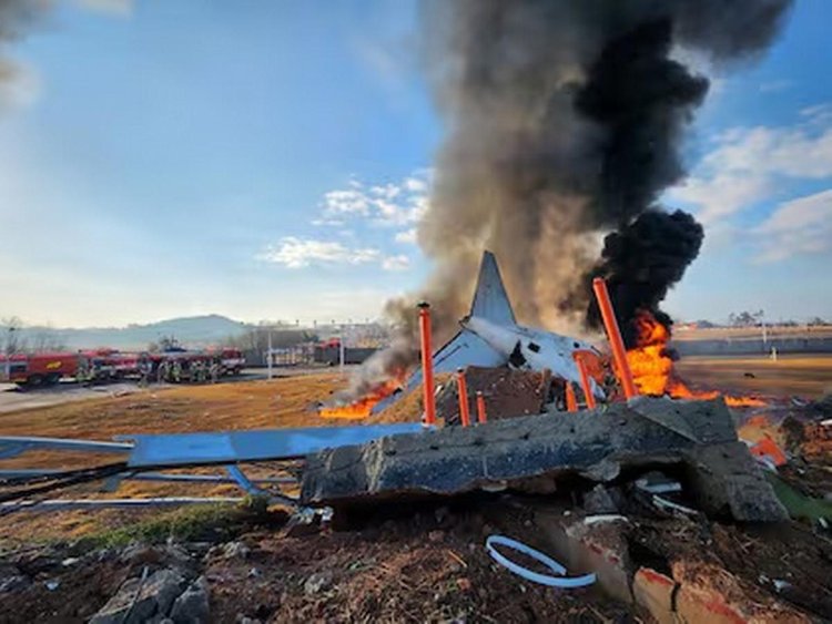 Un avión en Corea del Sur se despistó, se incendió y dejó al menos 179 muertos