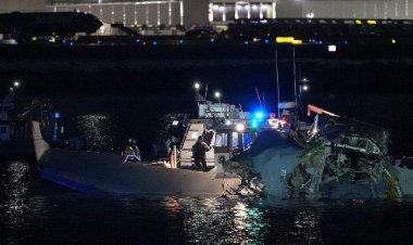 Un avión de pasajeros chocó en el aire con un helicóptero militar en EE.UU