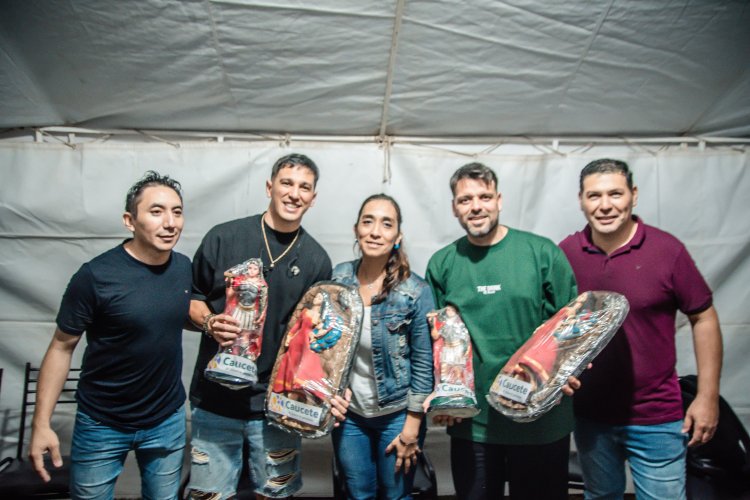 Q’ Lokura tocó en Caucete y recibió imágenes de la Difunta Correa y San Expedito