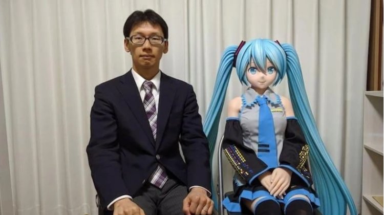 La IA se humaniza: un ciudadano japonés se casó con una cantante holográfica