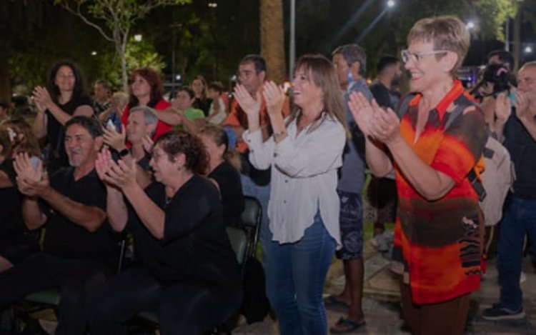 La Plaza Evita brillo con música y artesania
