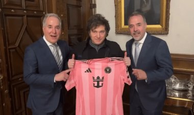 "Con cariño": Javier Milei recibió una camiseta autografiada por Lionel Messi