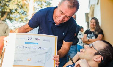 San Juan Escribe: el vicegobernador entregó el certificado de participación a un vallisto