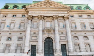 Milei firmó el decreto que transforma al Banco Nación en una sociedad anónima