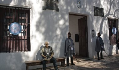 La Casa Natal de Sarmiento estará iluminada en memoria de la familia Bibas