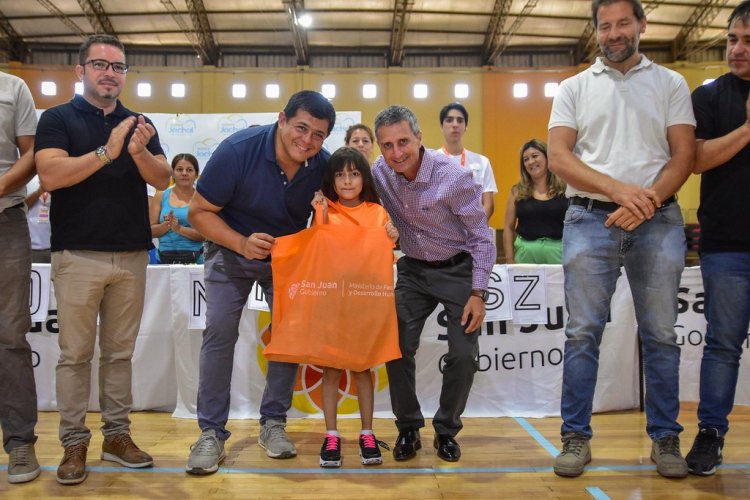 Familia y Desarrollo entregó kits de útiles y elementos de salud en Jáchal