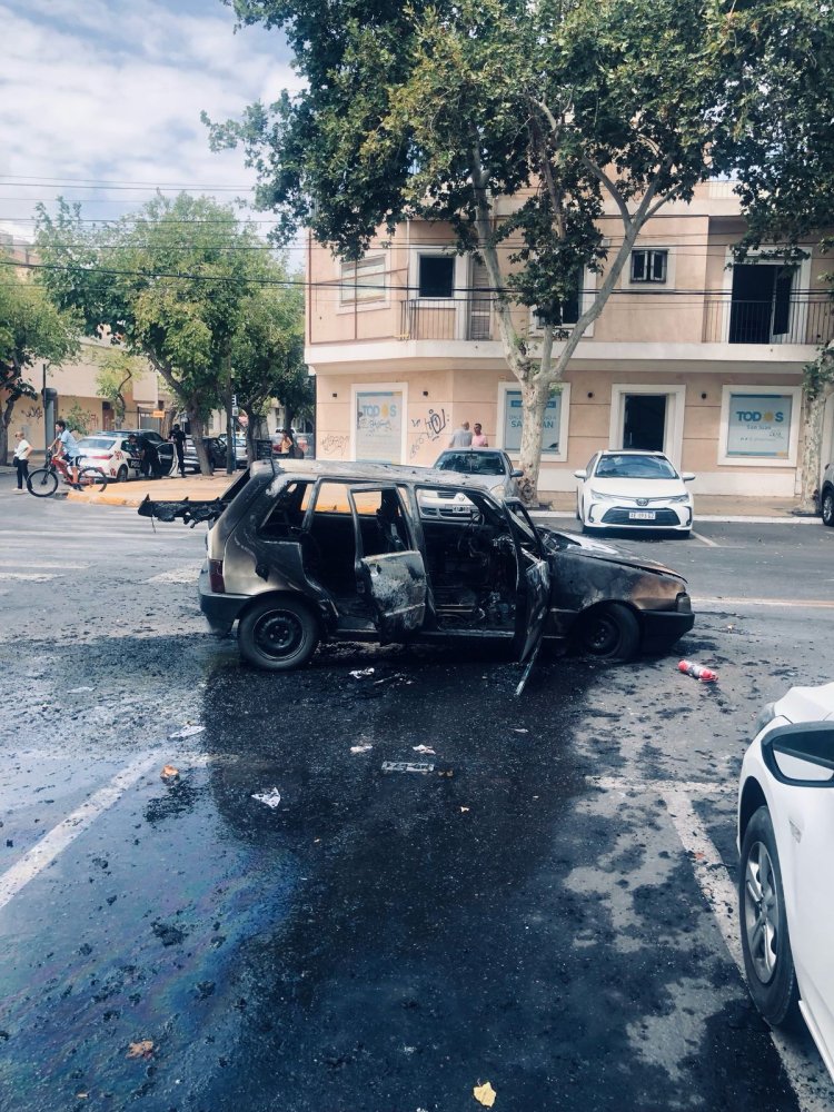 Se incendió un auto en pleno  centro de San Juan