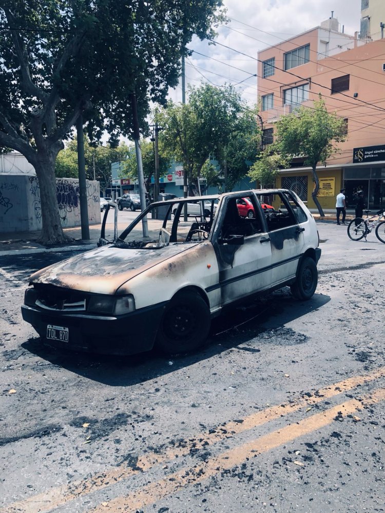 Se incendió un auto en pleno  centro de San Juan