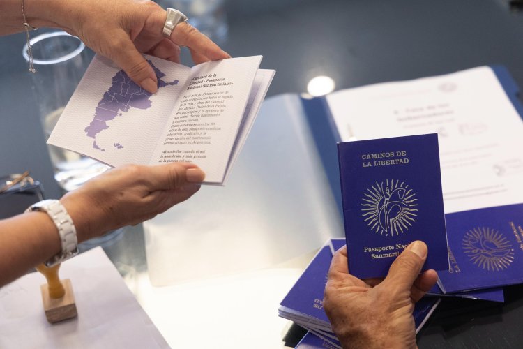 Presentaron el Pasaporte Nacional Sanmartiniano al secretario Daniel Scioli