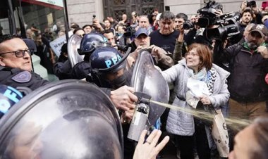 Gendarmería y Prefectura reprimen a jubilados e hinchas en la manifestación en Congreso