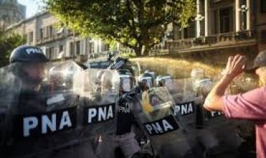 El gas pimienta con que el Gobierno reprime cuesta casi lo mismo que una jubilación mínima