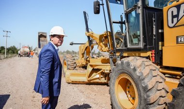 Orrego supervisó el inicio de la obra de pavimentación de la calle Alfonso XIII en Rawson