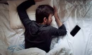 Los riesgos de dormir con el celular en la mano: ¿Por qué es tan peligroso?