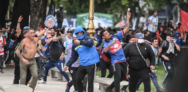 Prohíben a 26 barras entrar a estadios tras la represión en la marcha de los jubilados