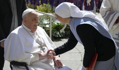 El Papa reapareció por sorpresa ante los fieles en la Plaza San Pedro