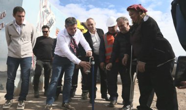 Haciendo un intervalo en la Cabalgata, Orrego inauguró las conexiones domiciliarias en el Loteo Vallecito