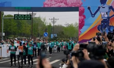 Robots chinos compitieron contra humanos en la primera media maratón humanoide del mundo