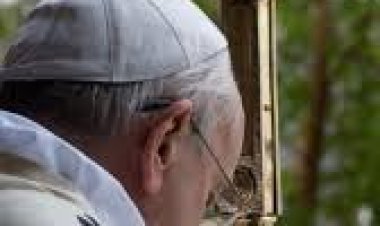 El Sumo Pontífice pidió que el féretro sea "sencillo y sin decoración"