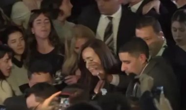 Abucheos y cánticos contra Victoria Villarruel a la salida de la misa por el papa Francisco