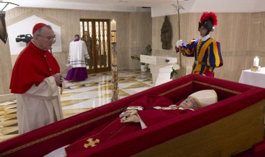 El Vaticano difundió las primeras imágenes del féretro del papa Francisco