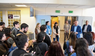 El vicegobernador saludó a estudiantes universitarios