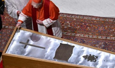 Así quedó cerrado el féretro del papa