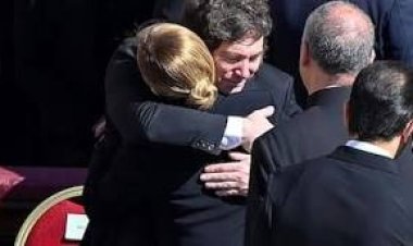 El abrazo de Giorgia Meloni a Javier Milei en el funeral del papa Francisco